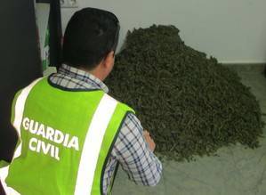 Detenidos tras denunciar ante la Guardia Civil que les roban el coche... cargado de marihuna