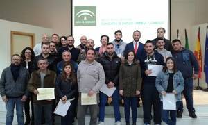 25 alumnos de los primeros cursos de la Escuela del Mármol tras su reactivación recen sus diploma
