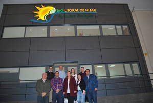 La alcaldesa visita las instalaciones de la joven empresa Bio Litoral de Níjar