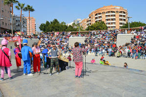 Miles de almerienses se lanzan a la calle al color del desfile del Carnaval y la fiesta de la sobrasada en el Anfiteatro