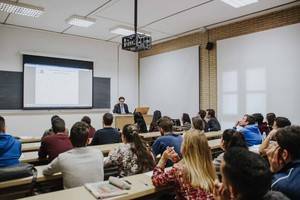 Universitarios aprenden a tomar decisiones financieras