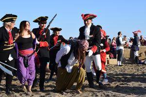Un público entregado presencia el VII Desembarco Pirata de San José