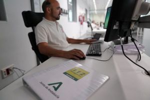 Cuatro hombres heridos tras volcar un vehículo en El Ejido