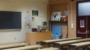 La Universidad mantiene un aula convertida en sala de exposiciones con murales contra la LOMCE