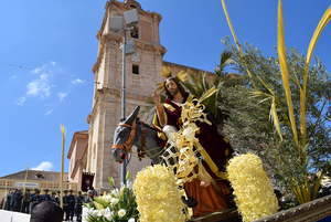 “La Borriquita” abre los desfiles procesionales de la Semana Santa de Gádor con los niños como protagonistas