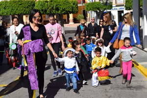Los niños de la guardería procesionan la Santa Cruz por las calles de Gádor