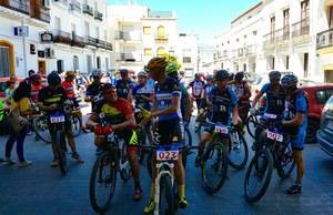 Medio centenar de ciclistas disfruta del paisaje de Sierra Nevada en la II Quedada BTT Abla