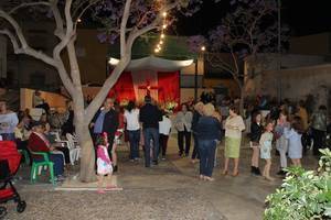 Los gadorenses disfrutan de un magnífico ambiente de cruces en la Plaza la Ermita