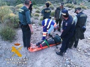 Rescatado tras caerse por un barranco cuando salió a pasear los perros