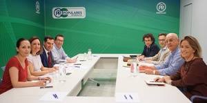 Juanma Moreno recibe a una delegación de Feragua