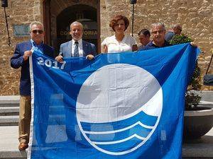 Consejero de Turismo entrega la Bandera Azul al Alcalde de Vera