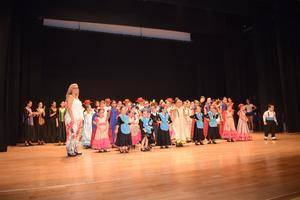 Los alumnos de la Escuela de Baile de Bienve Nieto mostraron su arte en el CAE
