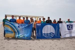 En las playas de Vera ondean las banderas que avalan su calidad