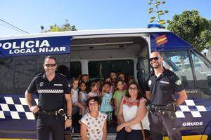 Policía Local de Níjar enseña educación vial a los alumnos de la escuela infantil de Barranquete