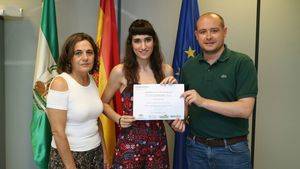 La almeriense Valeria Rubí recibe el premio andaluz de microrrelatos sobre reciclaje