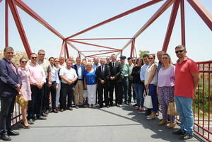 Sanz inaugura la pasarela del camino del ferrocarril Guadix-Almendricos