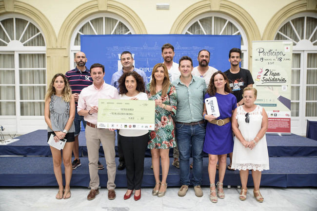 La II Tapa Solidaria de Almería recauda 3.250 euros para la Unidad de Emergencia Social de Cruz Roja