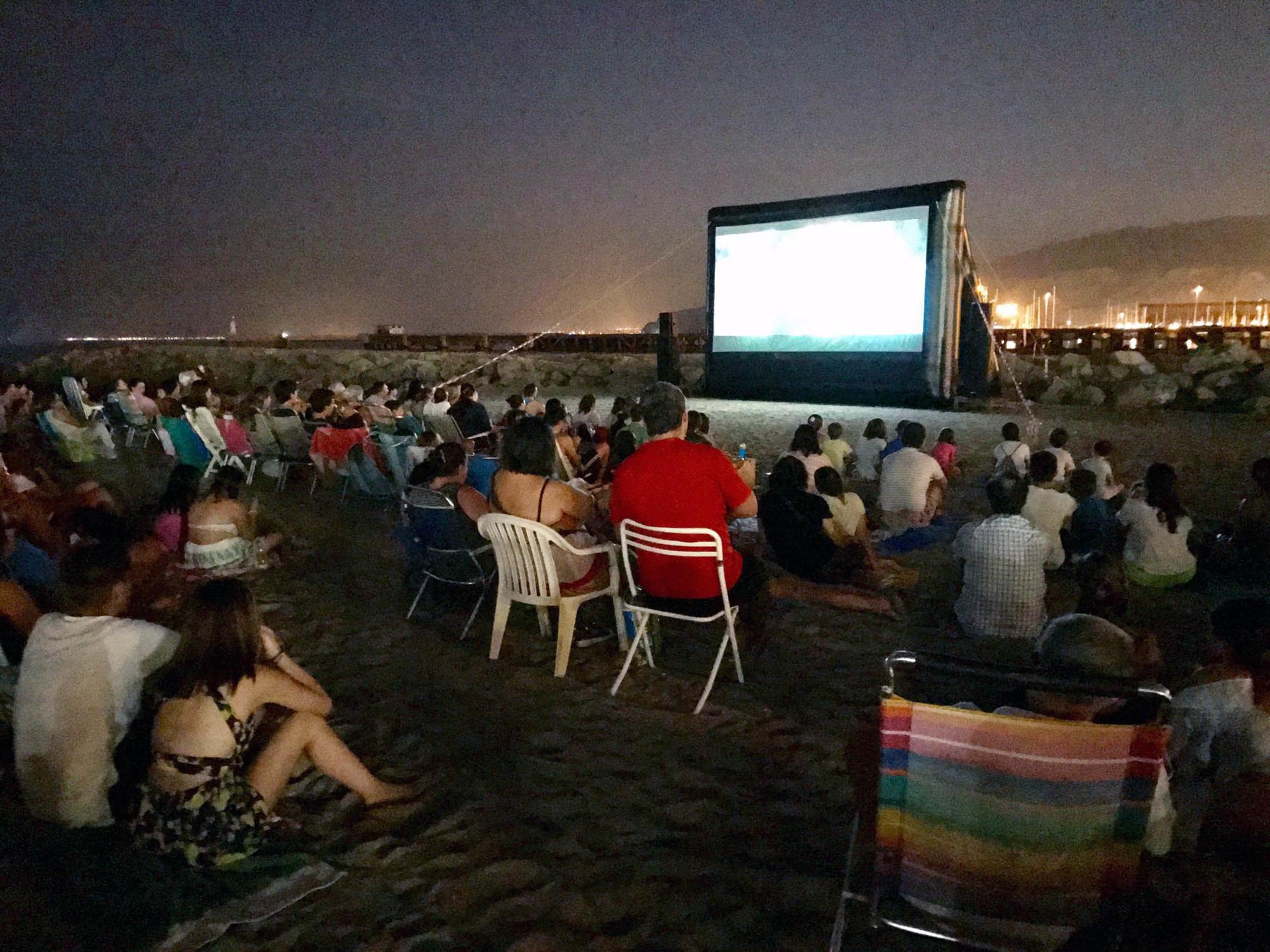 Los almerienses regresan a la playa por la noche para disfrutar con el cine de verano Noticias