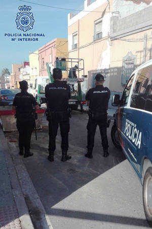 Policía Nacional y Endesa cortan 48 suministros ilegales de luz en Pescadería