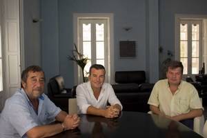 Visita el Ayuntamiento de Carboneras el nuevo director de la fábrica de Holcim