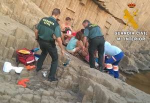 Guardia Civil auxilia a dos personas en una zona abrupta de la costa de Cabo de Gata
