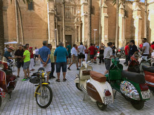Amigos de la Moto Antigua exhiben su museo sobre ruedas en la Plaza de la Catedral
