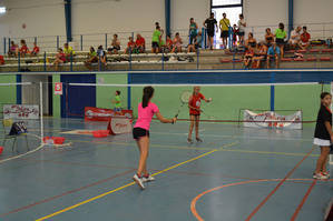 Cerca de un centenar de jugadores participan en el Open de Bádminton de Feria