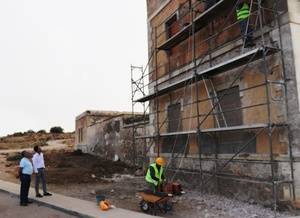 Obras de mejora en la fachada del antiguo Cuartel de la Guardia Civil de Guardias Viejas