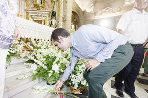 Los católicos muestran su cariño y devoción a la Virgen del Mar en la tradicional Ofrenda Floral