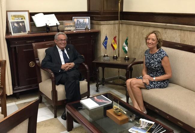 Primer encuentro oficial entre la APA y la subdelegación del Gobierno en Almería