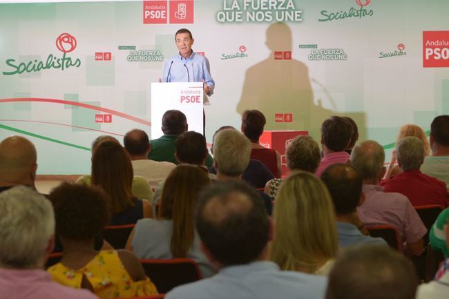 Alcaldes, concejales y militantes acuden al encuentro con el precandidato Pérez Navas