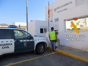 Detenido por un robo al tirón el autor de otro en una caravana en Níjar