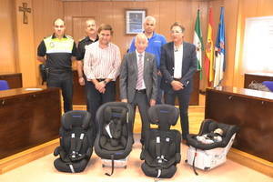 Cuatro nuevos Sistemas de Retención Infantil para los vehículos de la Policía Local de Roquetas