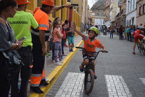 Los niños muestran su habilidad en la popular Carrera de Cintas de la Feria de Gádor