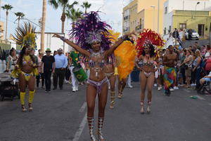Animado pasacalles, bailarinas brasileñas y charanga en el gran desfile de carrozas de las fiestas de Gádor