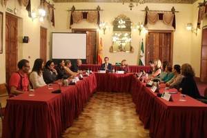Junta transfiere a las entidades locales de Almería 175.000 euros para atención a migrantes