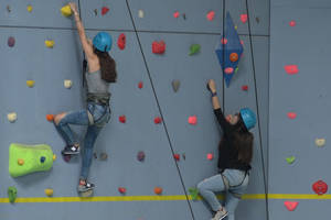 La UAL estrena un rocódromo para hacer escalada