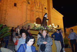 Gádor agasaja a Santa Ángela de la Cruz con una lluvia de pétalos durante la procesión en su honor