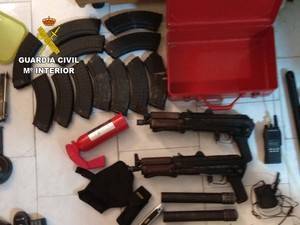 Intervenidos dos Kalashnikov AK 47 en Roquetas a un sujeto con antecedes por falsedad documental fugado a Melilla
