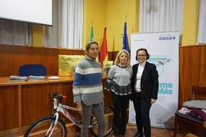 Los ganadores del concurso de postales navideñas reciben sus premios en el Varadero