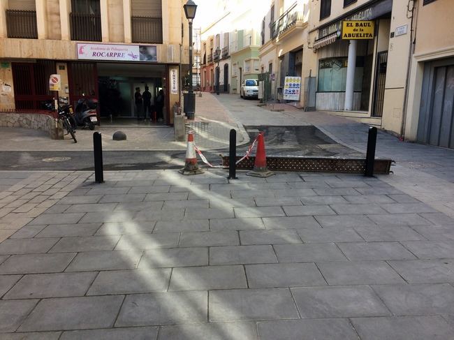 Pivotes en la Plaza Vivas Pérez impedirían la entrada de vehículos de emergencia