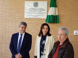 Placa en memoria de Carmen de Burgos en la Universidad de Almería