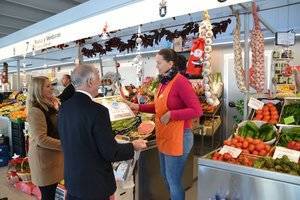Amat entrega a los comerciantes del Mercado un recuerdo de su reciente apertura