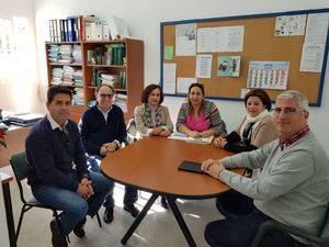 El Ayuntamiento informa a la dirección y el AMPA del CEIP La Jarilla sobre la ampliación de un patio del centro