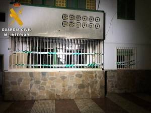 Guardia Civil rescata a tres personas que no habían podido abandonar un edificio en llamas en Roquetas de Mar