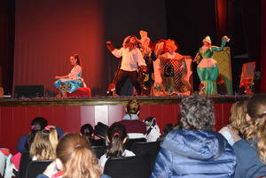 El musical “La Bella y la Bestia” traslada la magia a los niños de Gádor