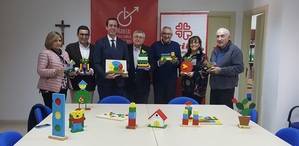 Unidad de Estancia Diurna Javier Peña hace entrega de juguetes a Cáritas de Almería