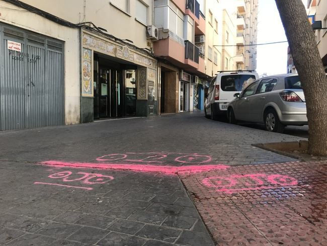 El PSOE lamenta que los vecinos de Los Ángeles tengan que señalizar los riesgos en sus calles ante el abandono del PP