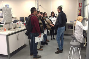 Estudiantes del Máster de Derecho de la Empresa y Actividad Agroalimentaria visitan el laboratorio LAB