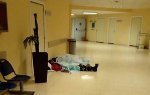 Dormir en el suelo de los pasillos de Torrecárdenas